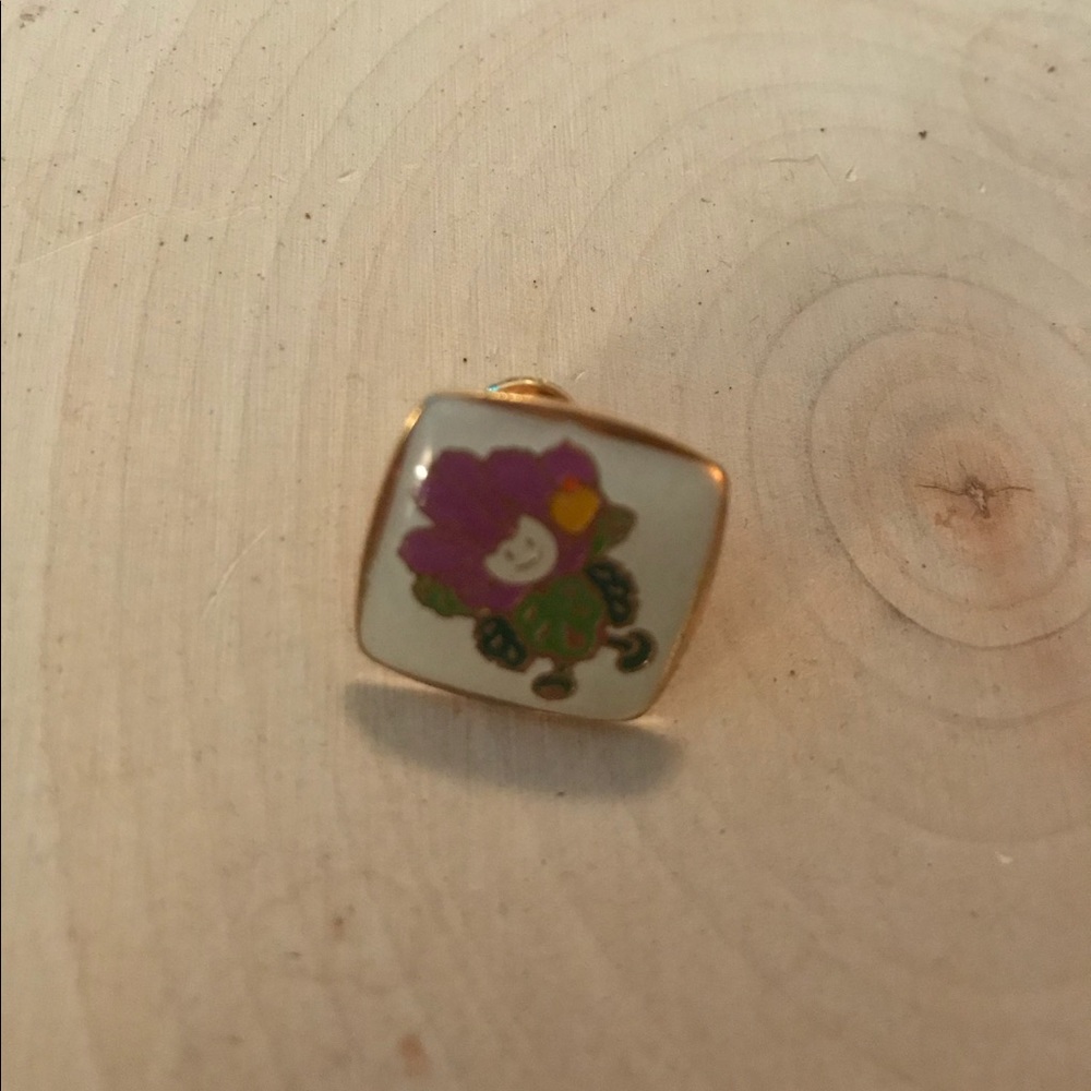 Flower face pin